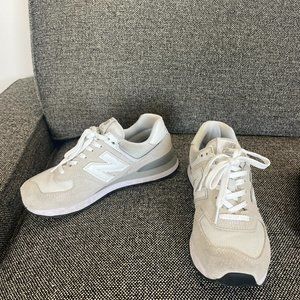 New Balance Women's 574 V2 Evergreen Sneaker